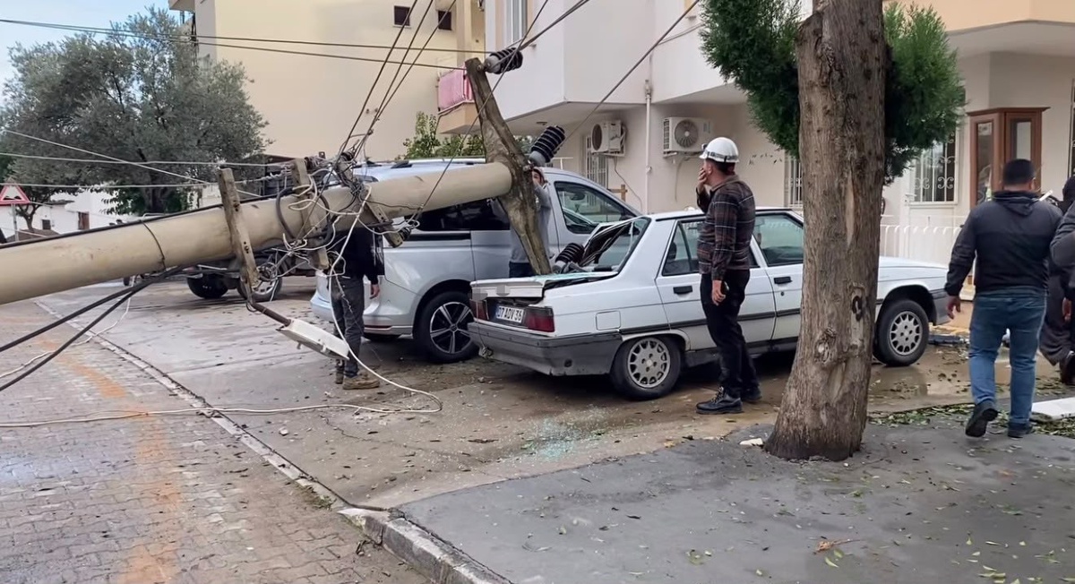 Antalya Gazipaşa\'da devrilen elektrik direği park halindeki otomobile saplandı