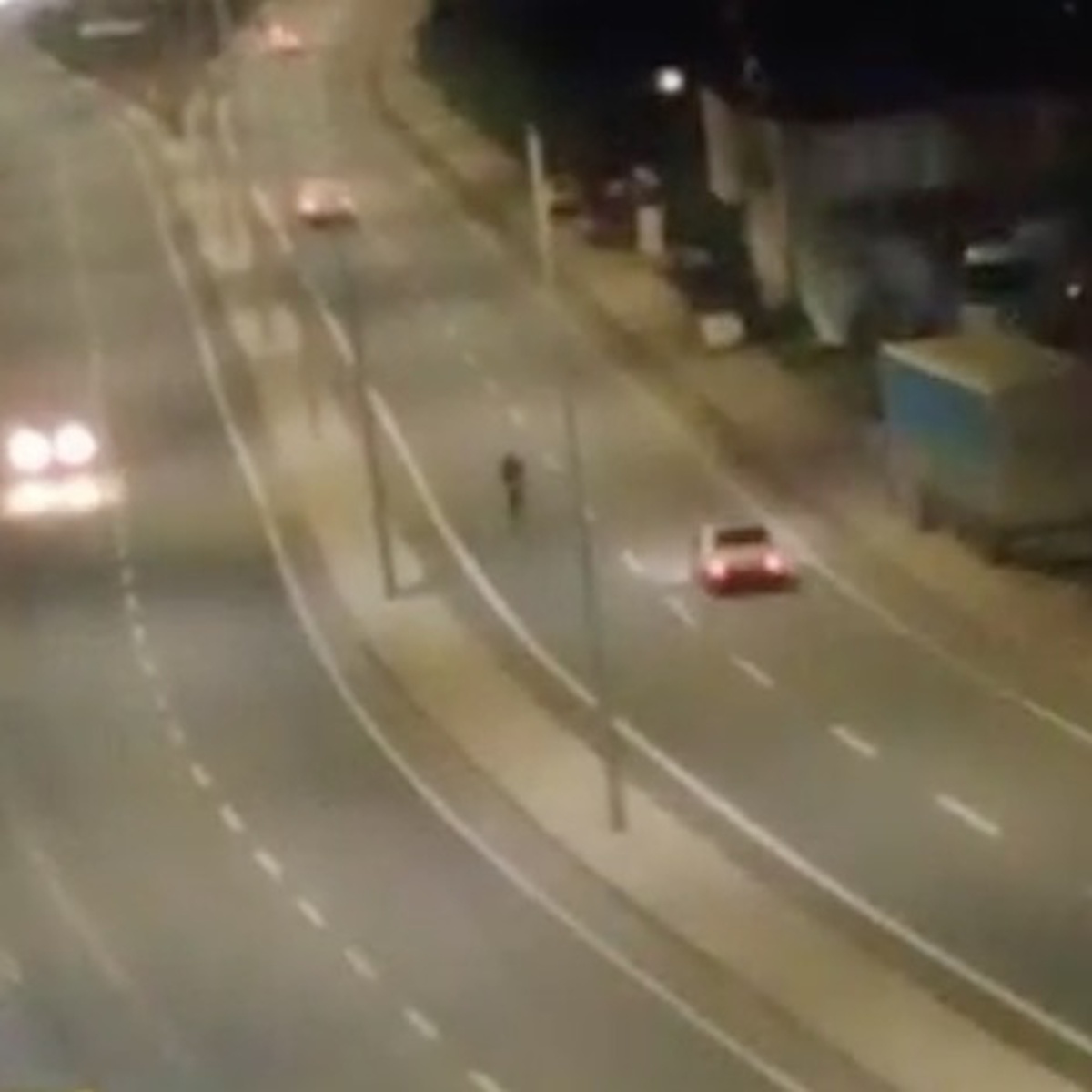 Artvin Hopa\'da trafiğe aldırış etmeyen kişi araç altında kalmaktan son anda kurtuldu