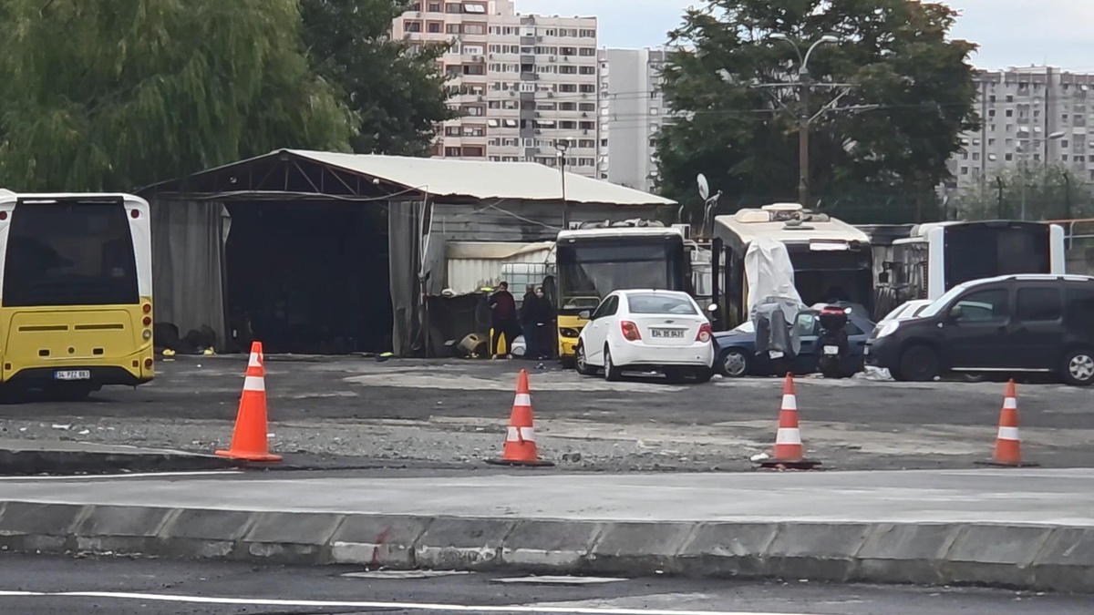 Ataköy\'de otobüslerin park ettiği alanda yangın