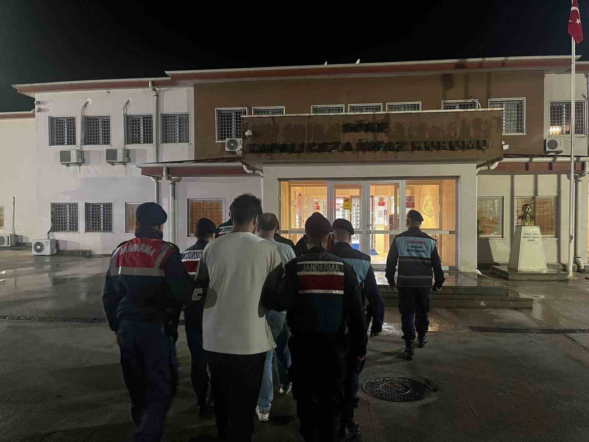 Aydın Didim\'de otele yapılan operasyonda 14 düzensiz göçmen yakalandı, 8 kişi tutuklandı