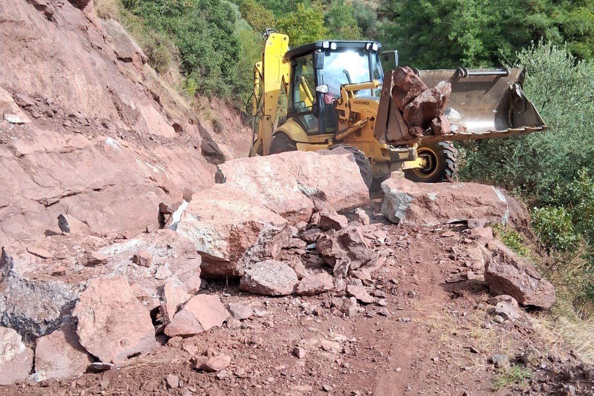 Aydın Efeler\'de sağanak sonrası kapanan Alatepe ve Aşağı Kayacık\'taki yollar açıldı
