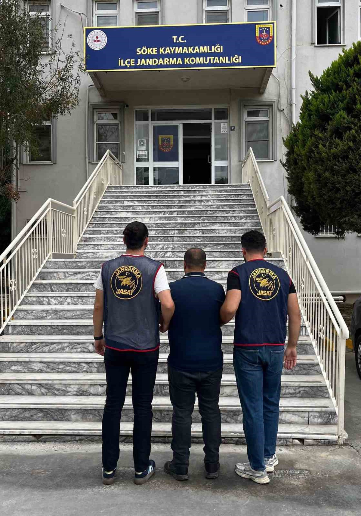 Aydın Söke\'de hırsızlıktan 12 yıl 3 ay 15 gün hapis cezası bulunan hükümlü yakalandı
