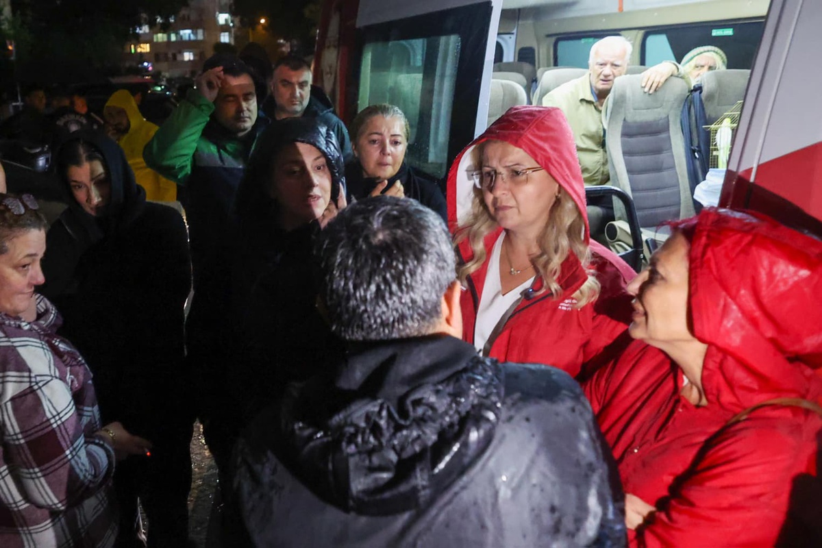 Bakırköy Belediyesi yağışta 135 personelle 24 saat çalıştı, 14 kişi tahliye edildi