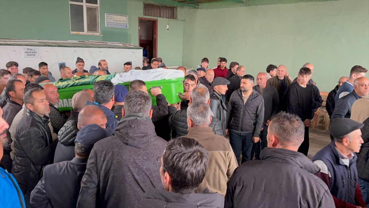 Bartın\'da tırla çarpışan minibüste yaralanan 23 yaşındaki kişi Karabük\'te defnedildi