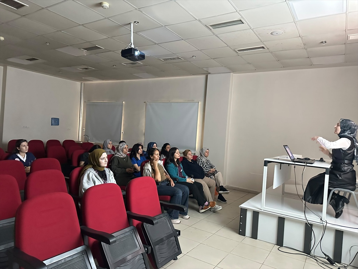 Batman Kozluk\'ta Dr. Kahraman ebelere doğum sonrası kanama yönetimini anlattı