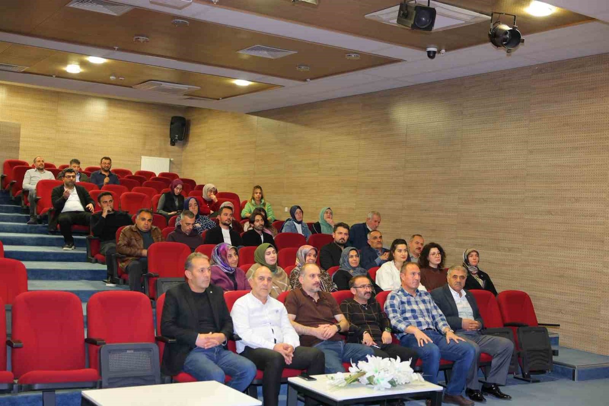 Bayburt\'ta sağlık personeline erken tanı eğitimini Dr. Nur Banu Taşova verdi