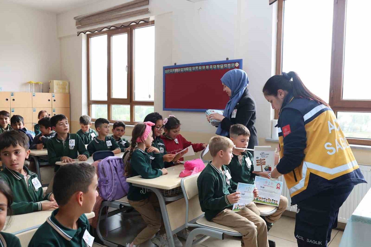 Bayburt Gökçedere\'de sağlık eğitimi verildi, Sağlık Elçileri belgeleri dağıtıldı