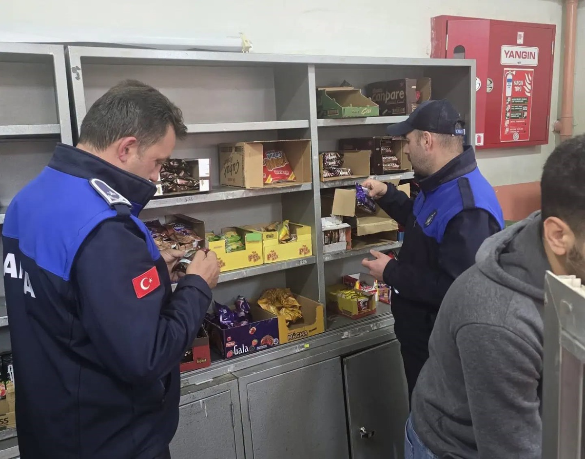 Bayburt\'ta zabıta, okul kantinlerinde hijyen ve son kullanma tarihi kontrolü yaptı