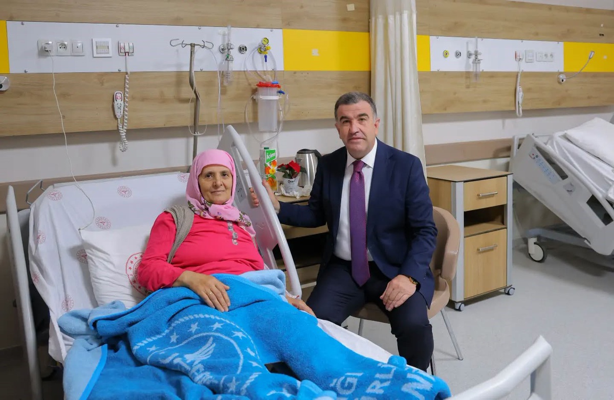 Bayburt Valisi Eldivan, kamu kurumlarını gezdi, hastanede hastalara şifa diledi