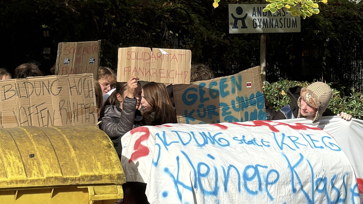Berlin\'de eğitim kesintileri ve zorunlu askerlik protestosunda polisle arbede çıktı