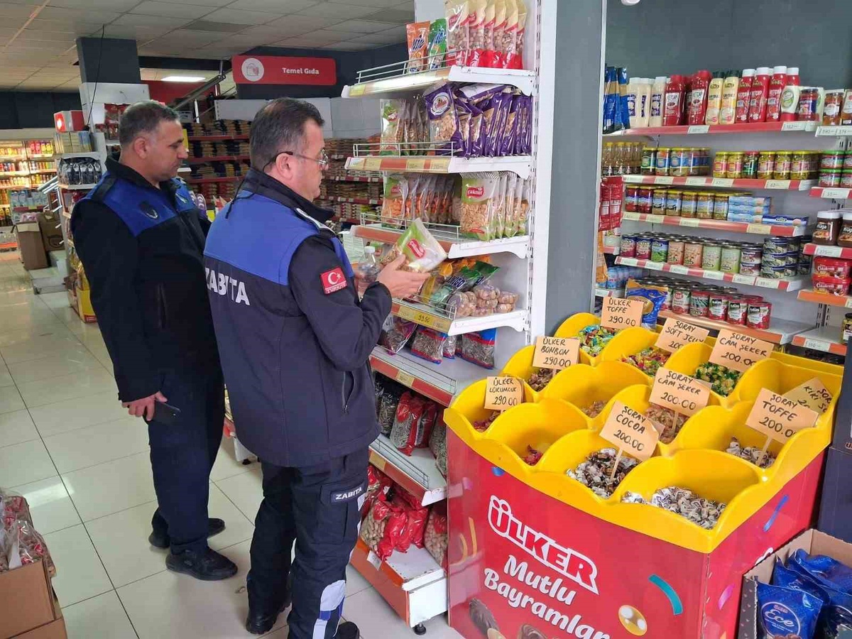 Bilecik Pazaryeri\'nde zabıta marketlerde raf ve kasa fiyatlarını denetliyor