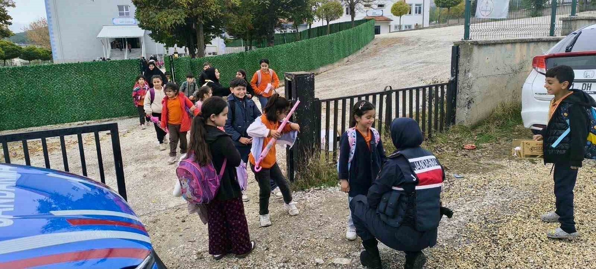 Bilecik\'te jandarma okul çevrelerinde 306 sürücüyü ve bin 63 kişiyi sorguladı