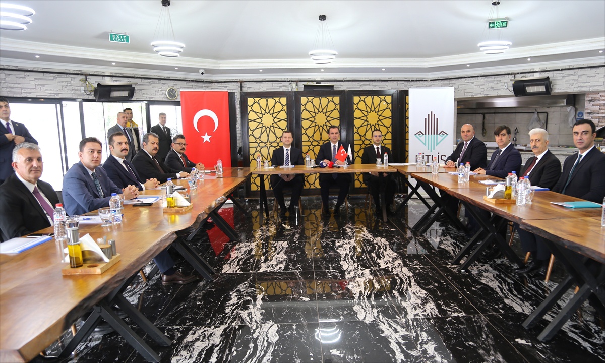 Bitlis Valisi Karakaya, KÖYDES\'te 300 kilometre sıcak asfalt hedefini açıkladı