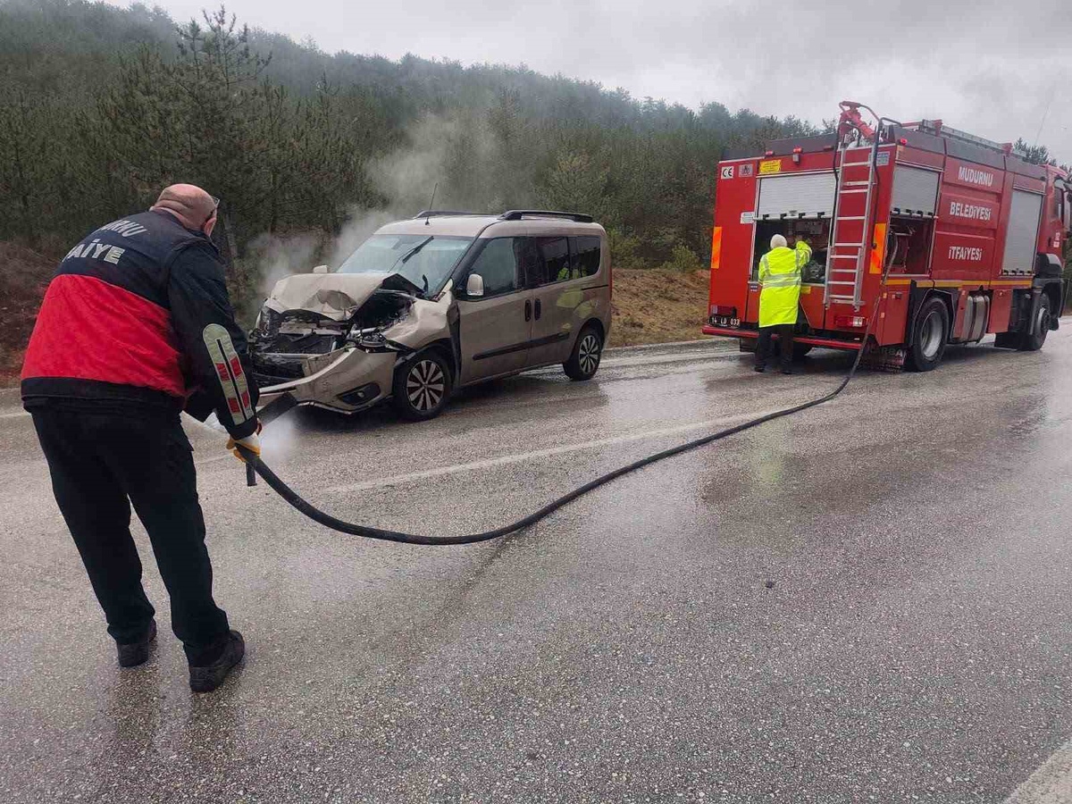 Bolu Mudurnu\'da tırla çarpışan hafif ticari araçta 1 kişi yaralandı