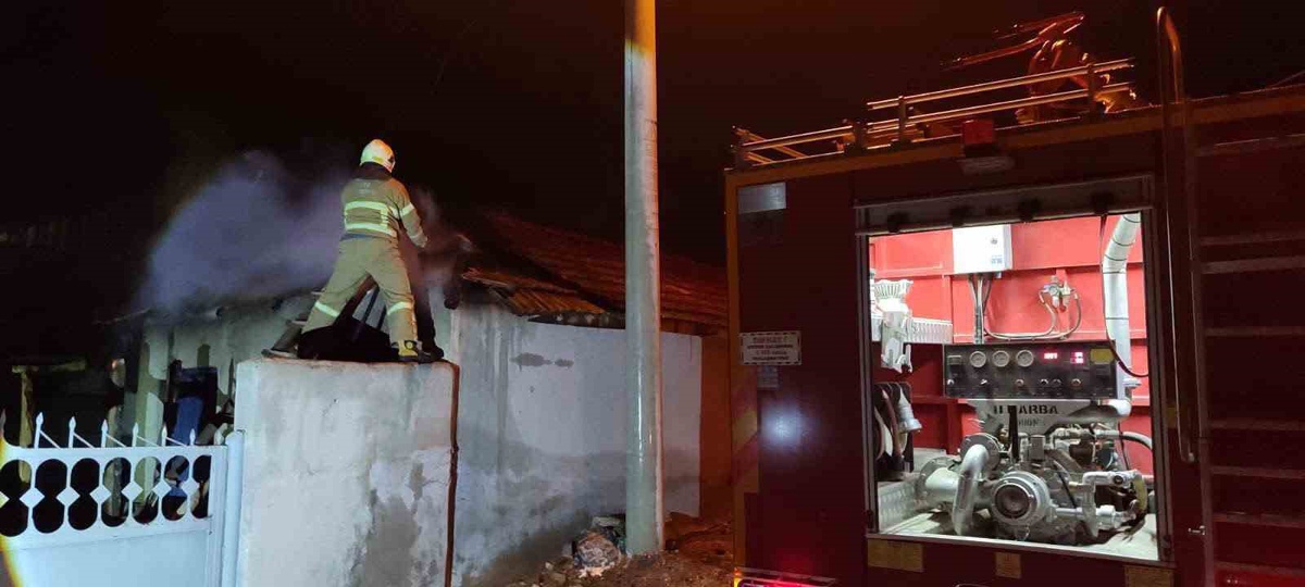 Burdur Yeşilova\'da gece çıkan ahır yangını itfaiye ekiplerince söndürüldü