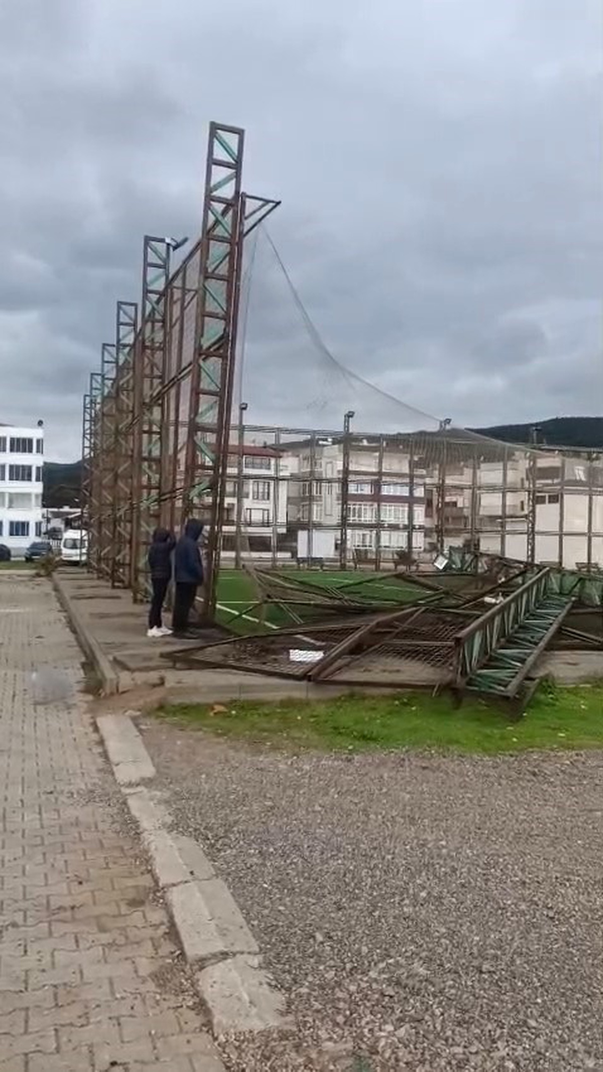 Bursa Karacabey\'de fırtına halı sahanın direklerini yıktı, hasar kameraya yansıdı