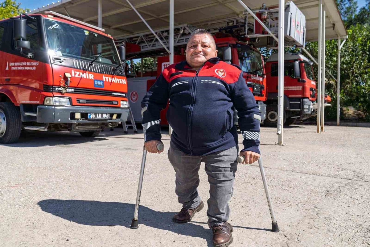 Cam kemik hastası "110 Yaşar", 24 yıldır İzmir İtfaiyesi\'nde görev yapıyor