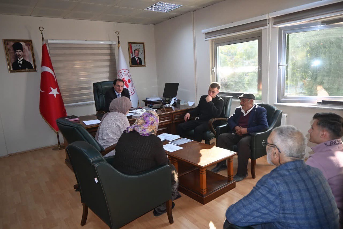Çay Kaymakamı Türker, vatandaşların sorunlarını dinleyip kurumlara talimat verdi