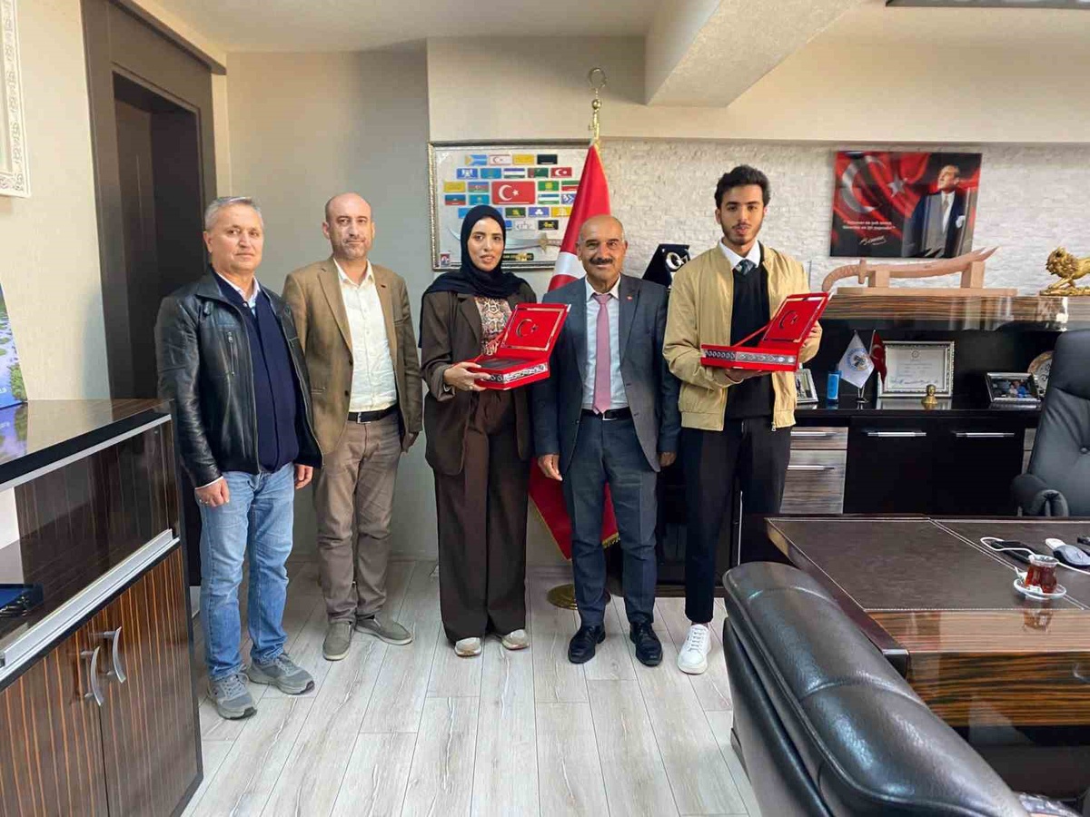 Tomarza Kaymakamı Eser, Cezayir\'den gelen öğrencileri makamında kabul etti