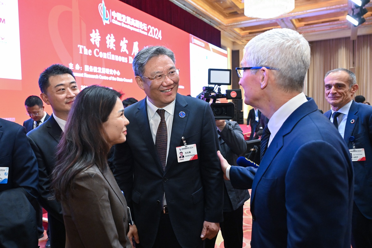 Çin Ticaret Bakanı Wang, Beijing\'de Cook ile görüştü; Apple\'dan köprü rolü bekliyor