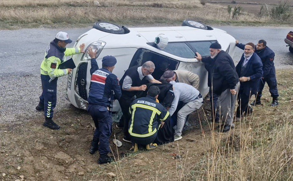 Çorum Alaca\'da kayganlaşan yolda devrilen otomobilde 2 kişi yaralandı