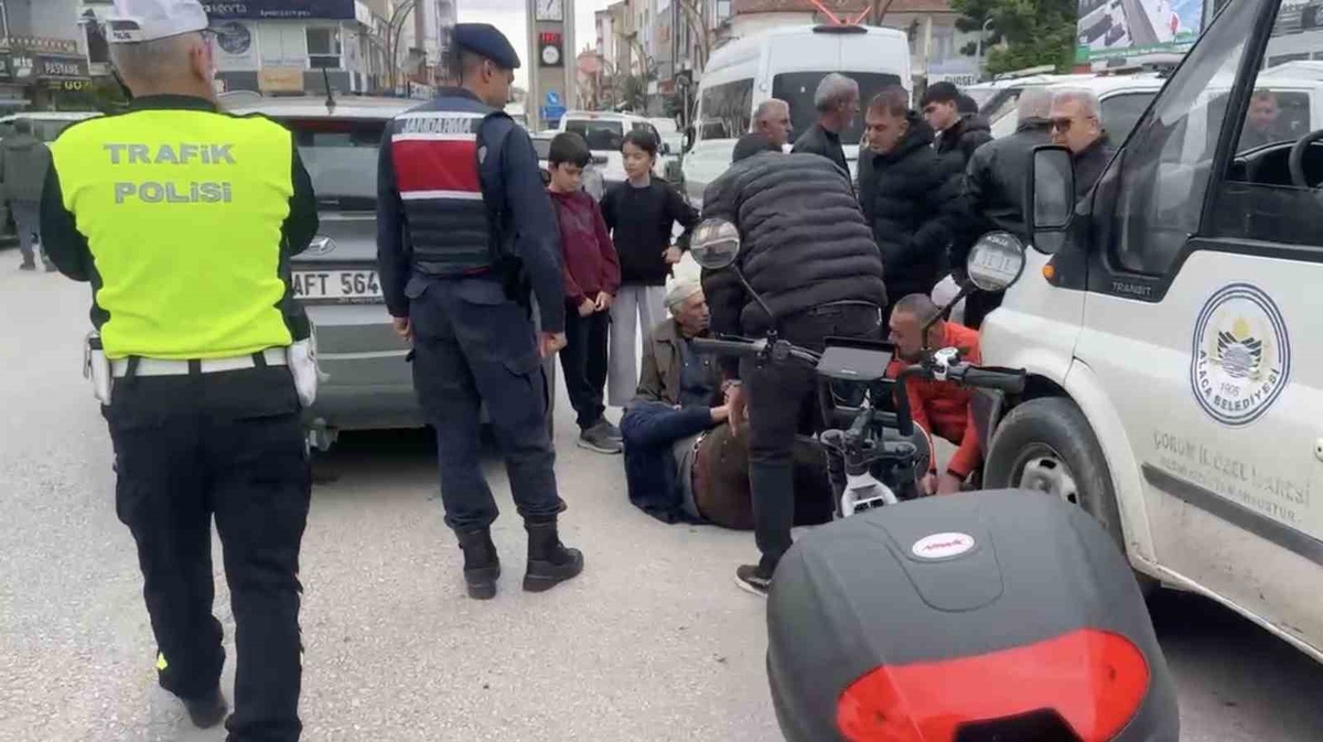 Çorum Alaca\'da yolun karşısına geçmek isteyen yaya otomobilin çarpmasıyla yaralandı