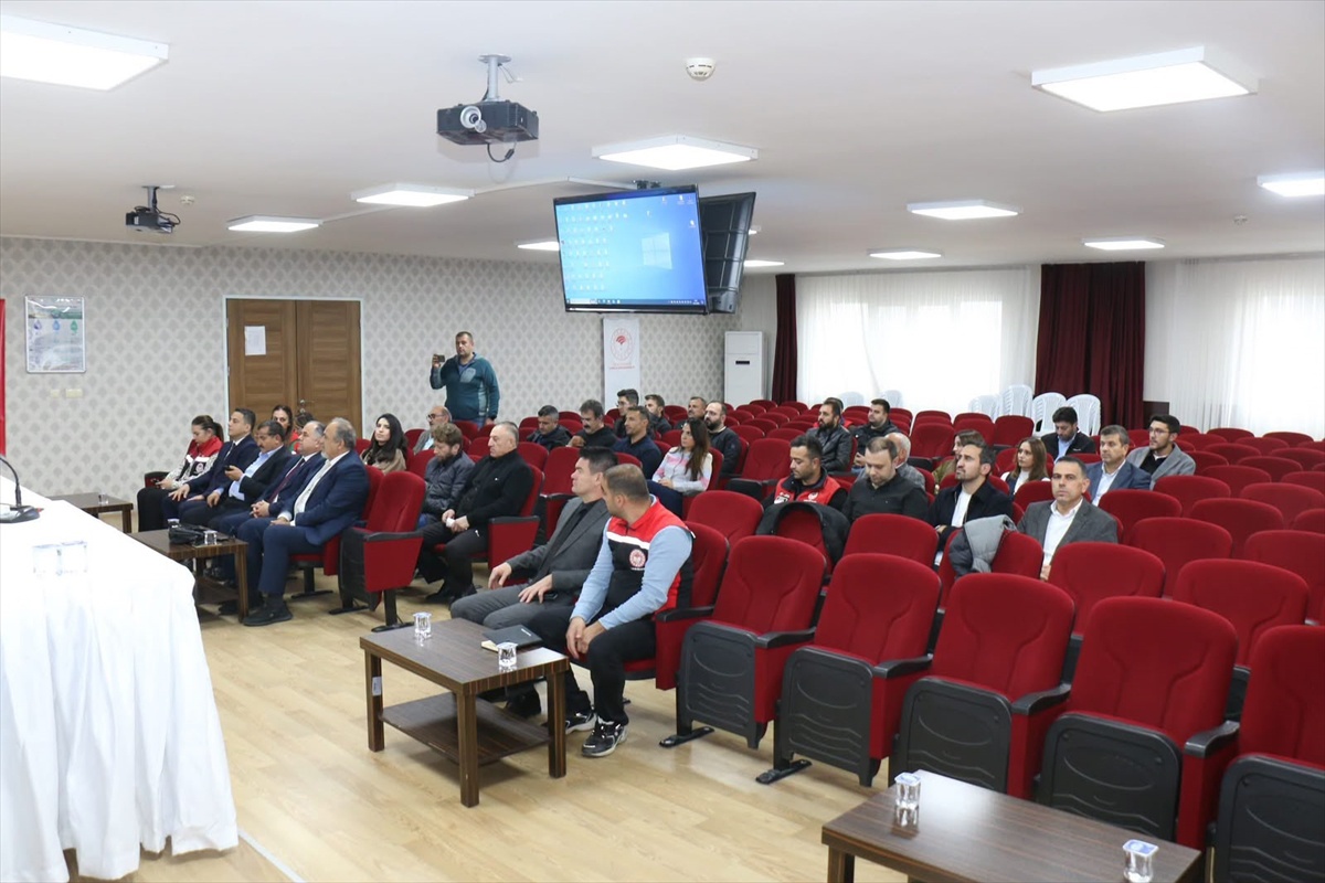 Çorum\'da kenevir yetiştiriciliği eğitimi Prof. Dr. Selim Aytaç tarafından verildi