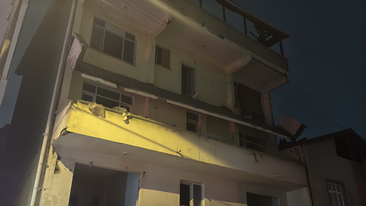 Kocaeli Darıca\'da metruk yapının 3. katındaki balkon çöktü, 2 kişi tahliye edildi