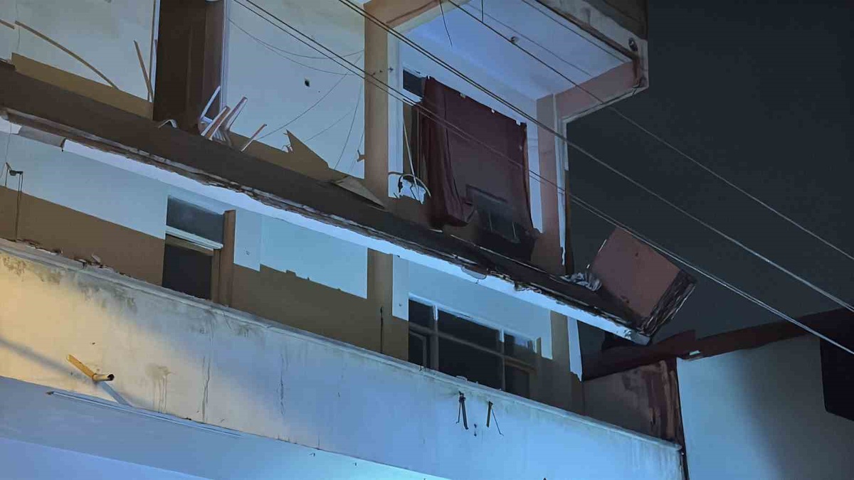 Darıca\'da yaklaşık 6 ay önce boşaltılan binanın balkonu çöktü, 2 kişi tahliye edildi