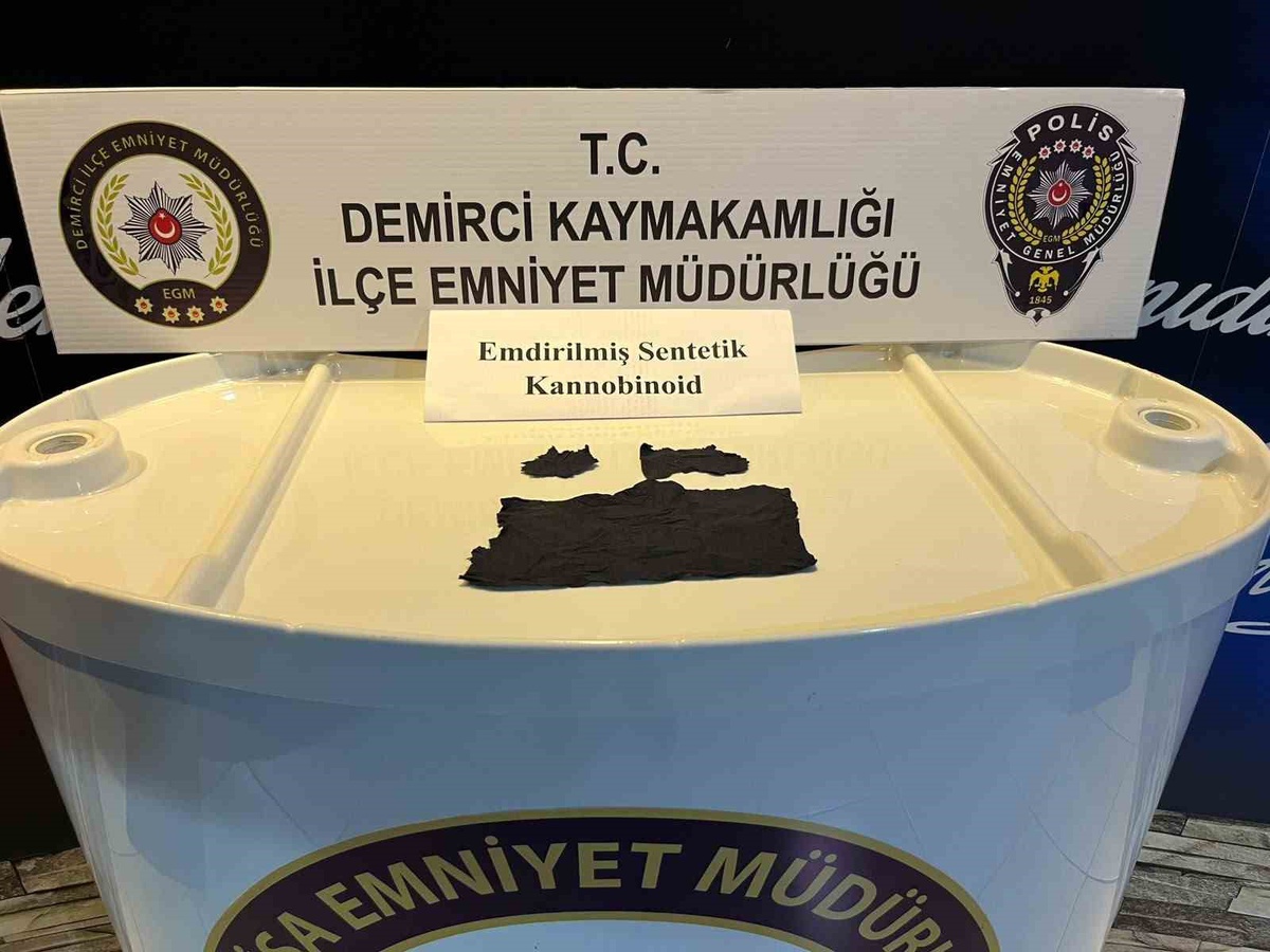 Manisa Demirci\'de araçta bin içimlik sentetik kannabinoid bulundu, şüpheli tutuklandı