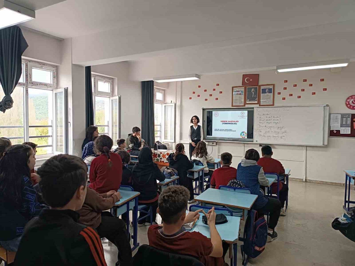 Denizli Beyağaç\'ta öğrenci ve öğretmenlere verem eğitimi verildi, broşür dağıtıldı