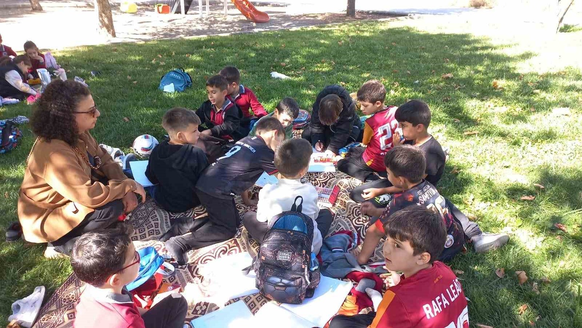Denizli Çivril\'de 2. sınıf öğrencileri \'Maarifin Kalbinde Oyun\' ile ders pekiştirdi