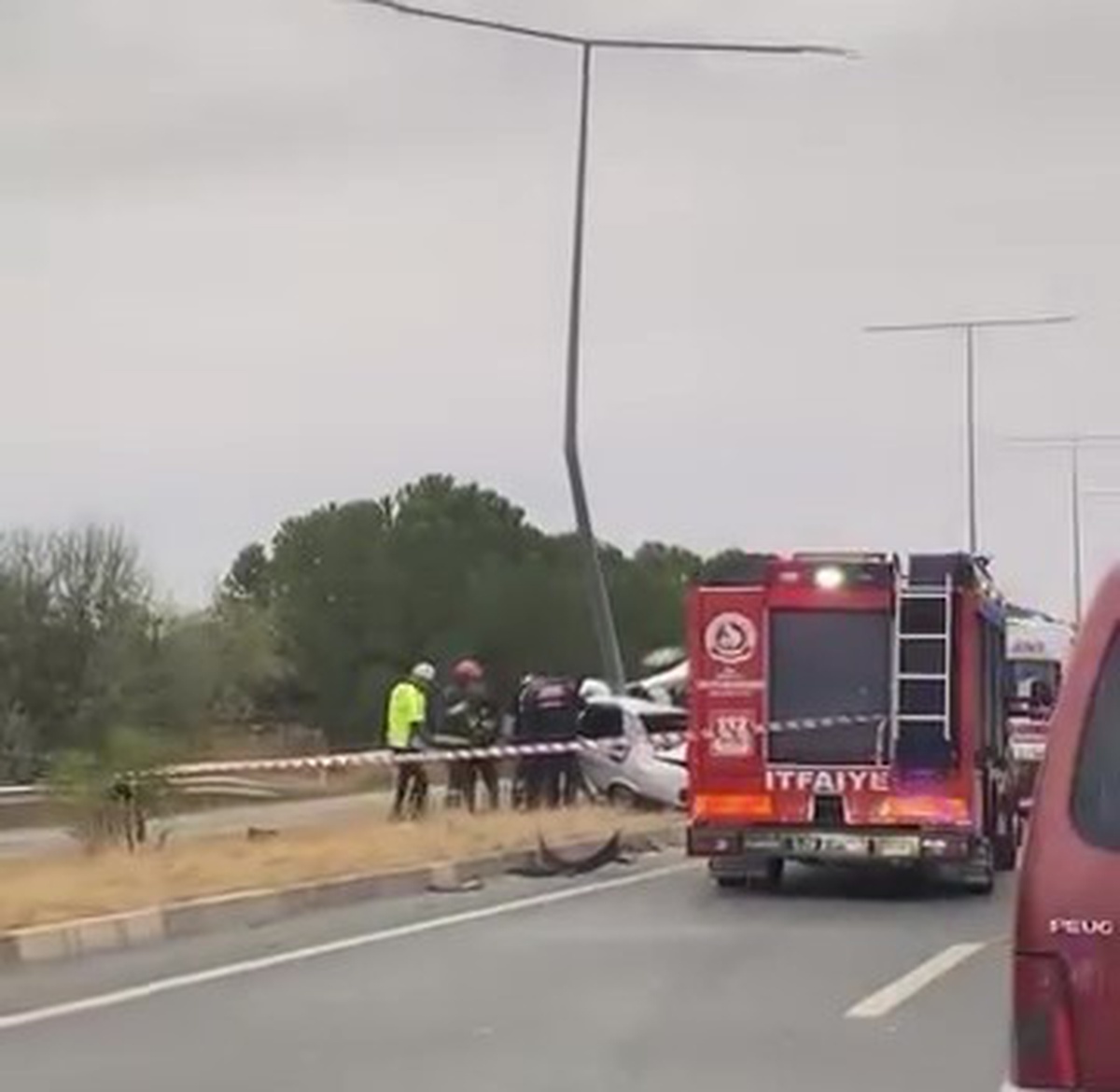Denizli Sarayköy\'de kontrolden çıkan TOFAŞ ikiye bölündü, sürücü hayatını kaybetti
