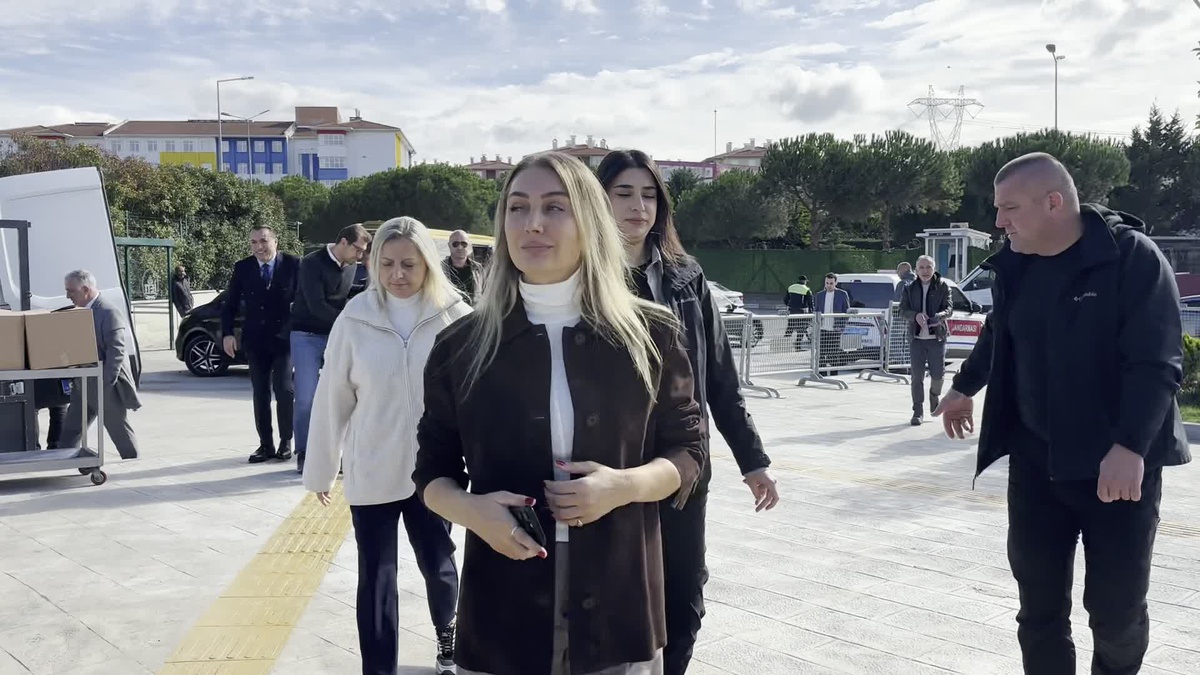 Dilek İmamoğlu: Ekrem Bey savunma yapmıyor, manifesto yayınlıyor