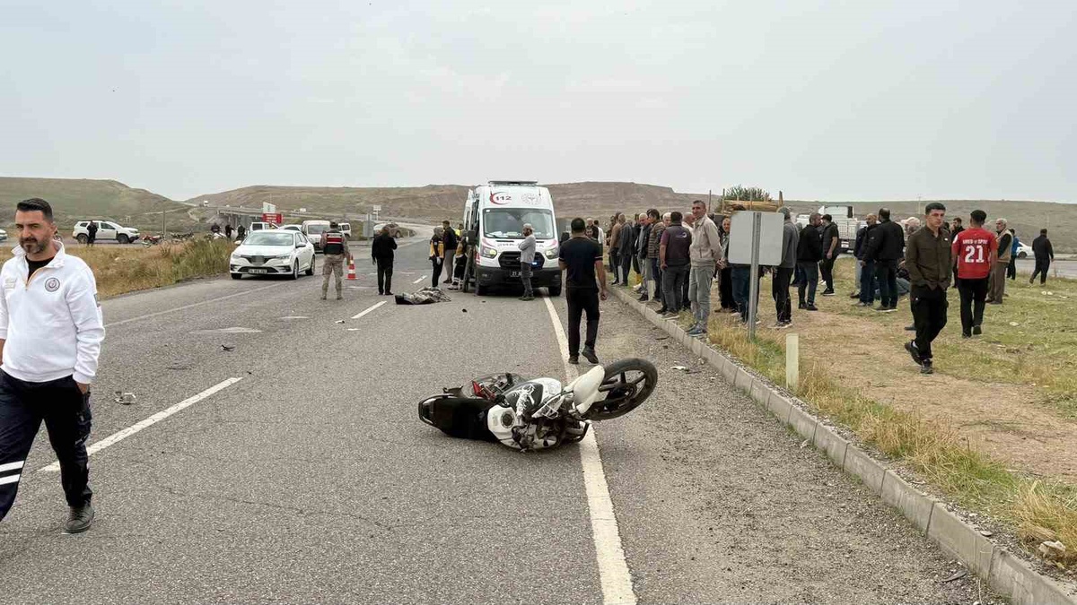 Diyarbakır Bismil\'de minibüs ile motosiklet çarpıştı, 14 yaşındaki çocuk sürücü öldü