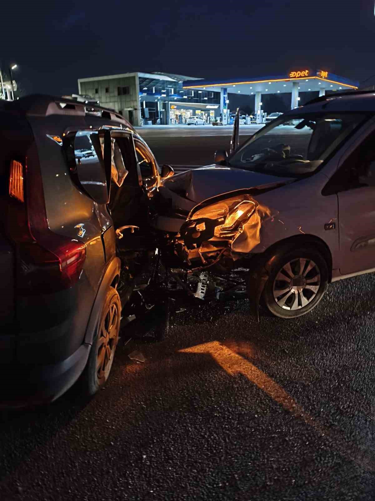 Diyarbakır-Mardin kara yolunda çarpışan iki otomobildeki 2 kişi yaralandı