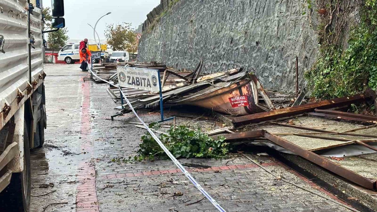 Düzce Akçakoca\'da rüzgar reklam tabelalarını devirdi, sürücüler zor anlar yaşadı