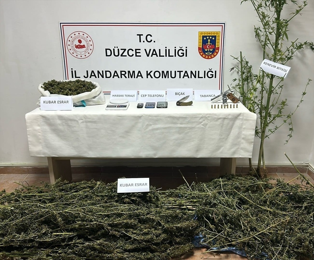 Düzce Gümüşova\'da 2 şüpheli gözaltına alındı, 7 kilo 100 gram kubar esrar ele geçirildi