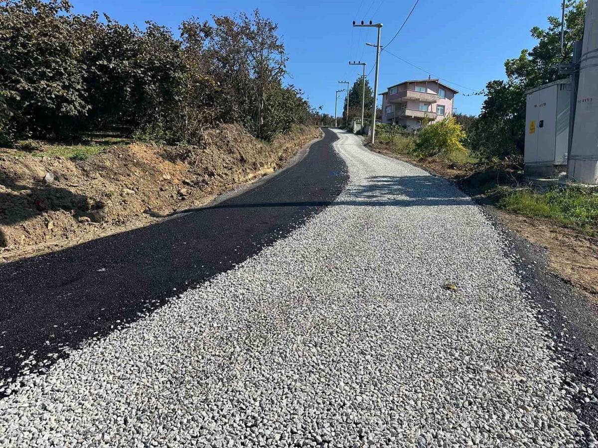 Düzce İl Özel İdaresi ekipleri Akçakoca Göktepe Köyü yolunda sathi kaplama yapıyor