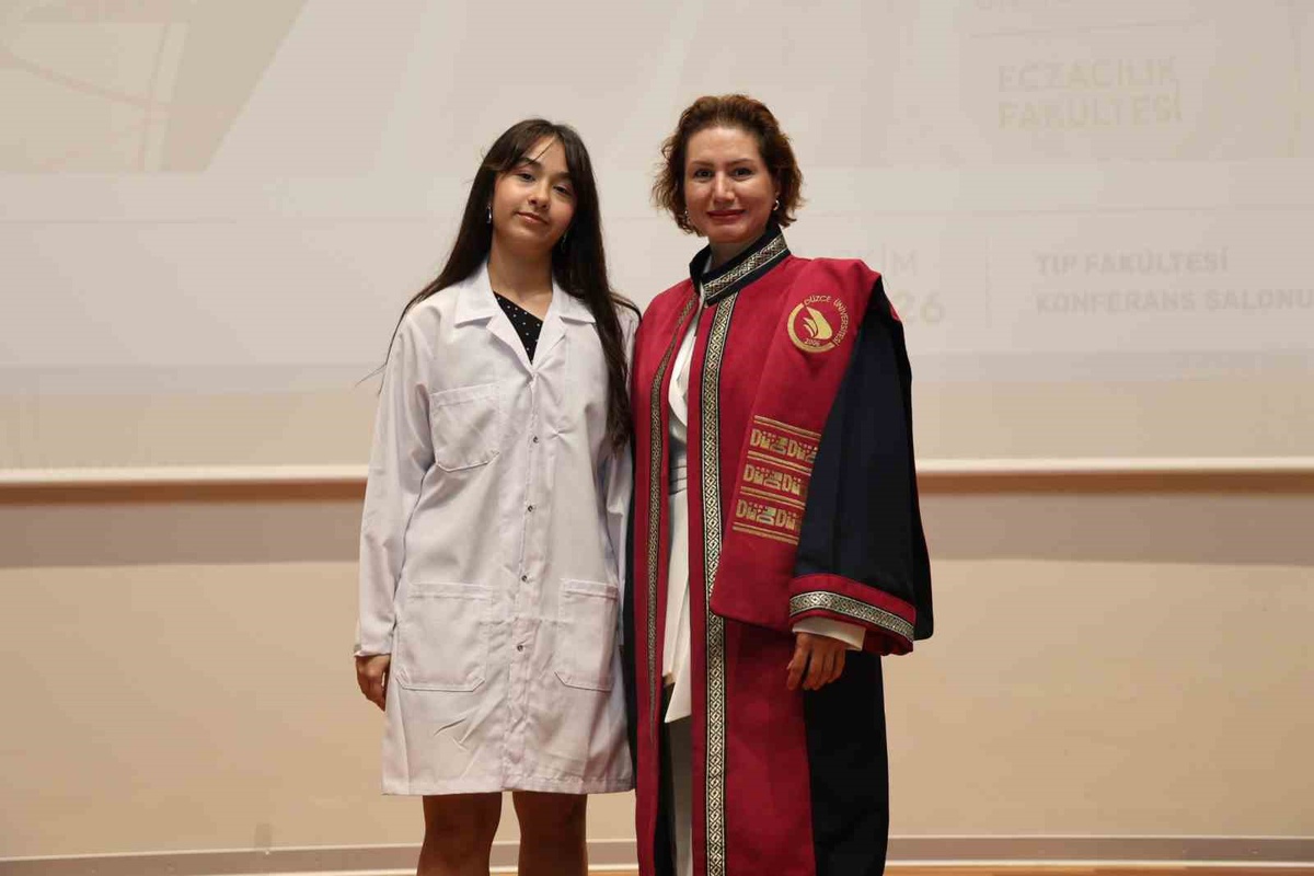 Düzce\'de eczacılık öğrencileri beyaz önlük giyerek mesleğe adım attı
