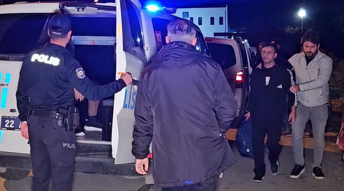 Edirne\'de çalıntı araçta yurt dışına çıkma hazırlığındaki 7 kaçak göçmen yakalandı