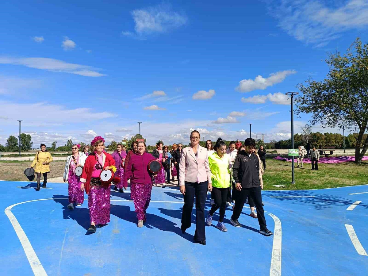 Edirne\'de 18 metrelik pembe afiş meme kanserinde erken teşhisin önemine dikkat çekti