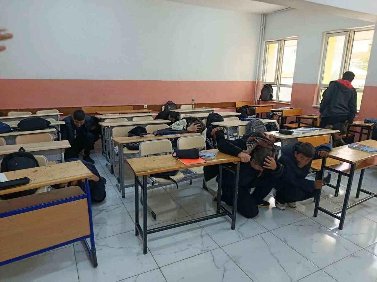 Elazığ AFAD, lise öğretmen ve öğrencilerine afet eğitimi ve deprem tatbikatı yaptı