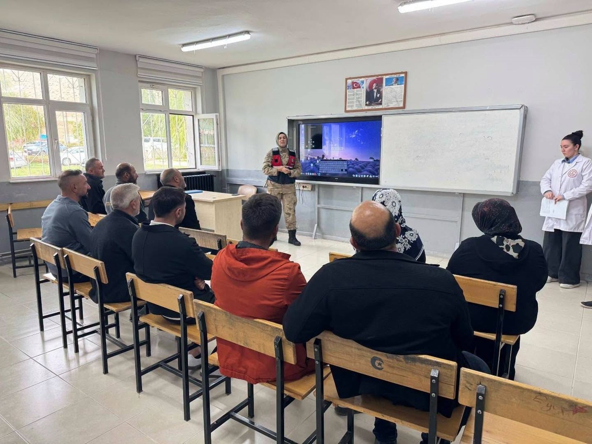 Erzincan\'da jandarma okul ve umuma açık yer denetimlerinde 2 bin 540 kişiyi sorguladı