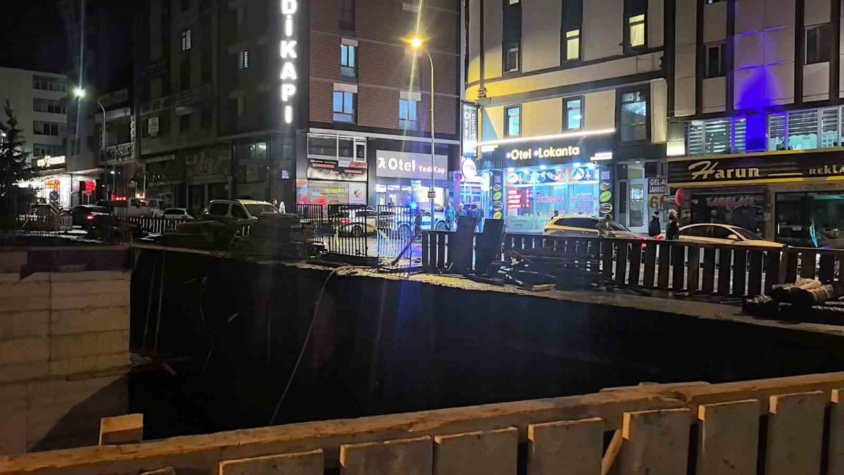 Erzurum Lalapaşa\'da sağanak sonrası inşaatta göçük oluştu, cadde trafiğe kapatıldı