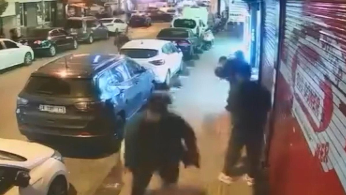 Esenler\'de silahlı kavgada 2 kişi yaralandı, o anlar güvenlik kamerasına yansıdı