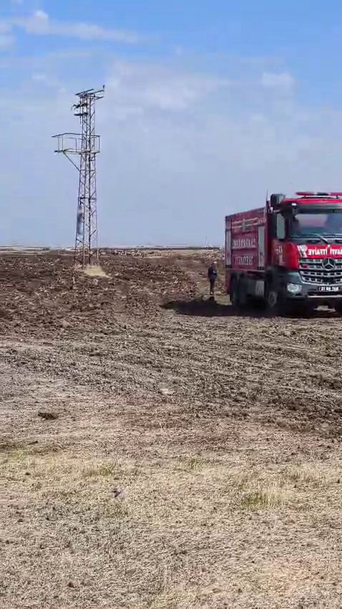 Diyarbakır Kayapınar\'da bir kişi gerilim direğine bağladığı iple intihar etti
