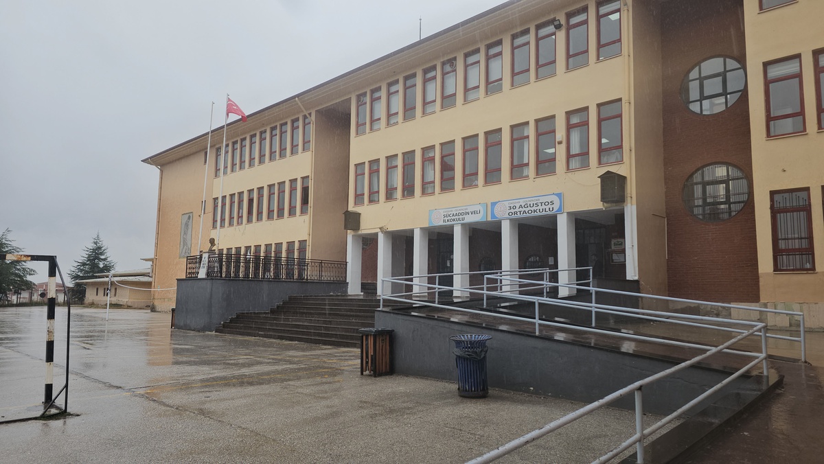 Yağmurda okul bahçesindeki Atatürk büstüne şemsiye tutan 11 yaşındaki Alperen: Islanmasına içim el vermedi