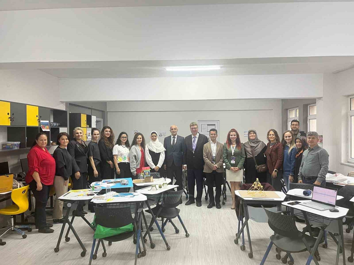 Eskişehir\'de Scientix Türkiye ekibi STEM kursunda proje süreçlerini inceledi