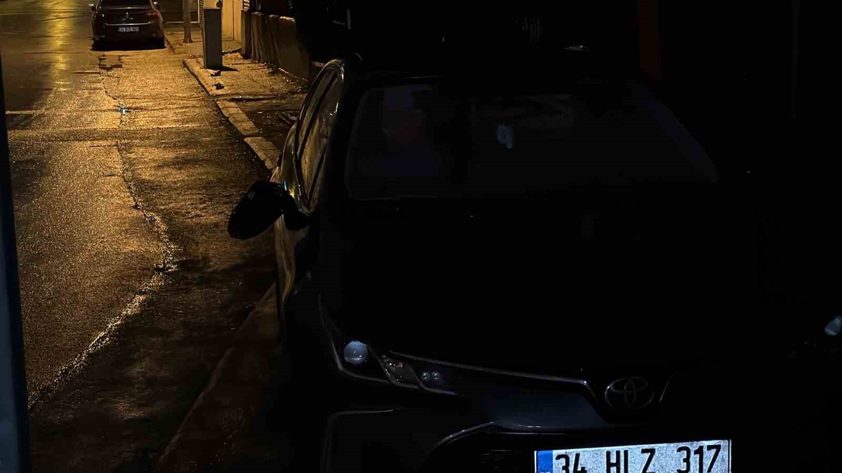 Eskişehir\'de park halindeki iki otomobilin dikiz aynaları kırıldı